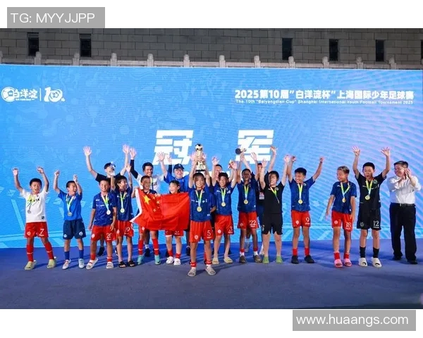 三个队的足球明星齐聚一堂展现精彩对决与友谊的盛宴